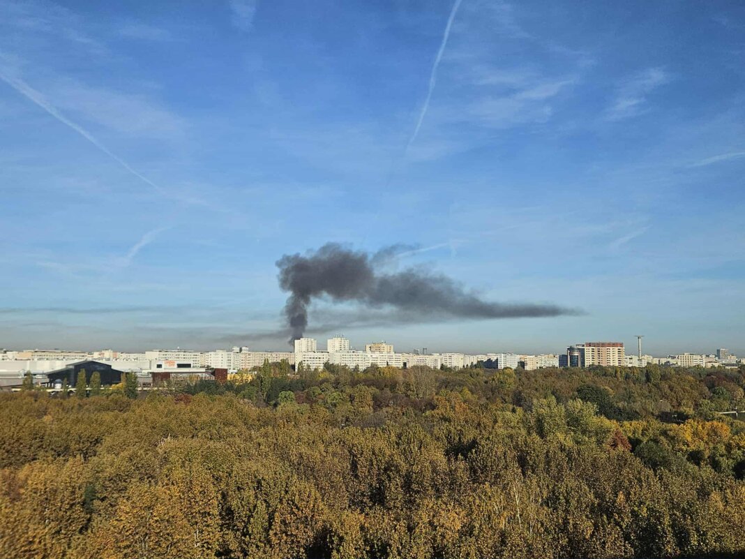 Foc cu fum gros în București: Mai mulți oameni evacuați, un bărbat cu arsuri rănit