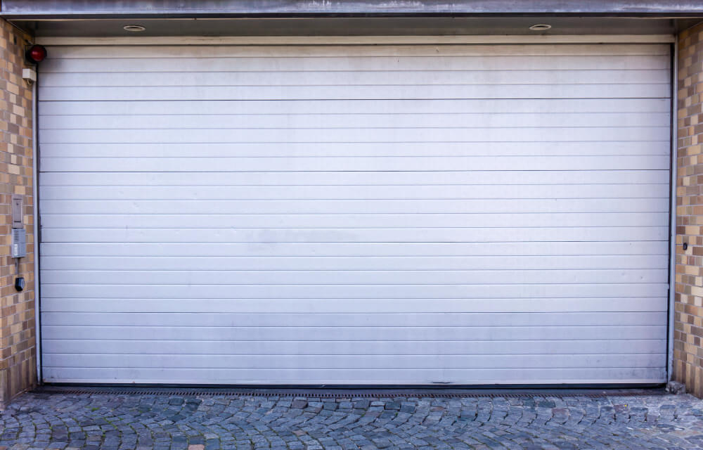 Cum îți dai seama că ai nevoie să înlocuiești vechea ușă de garaj cu una secțională modernă