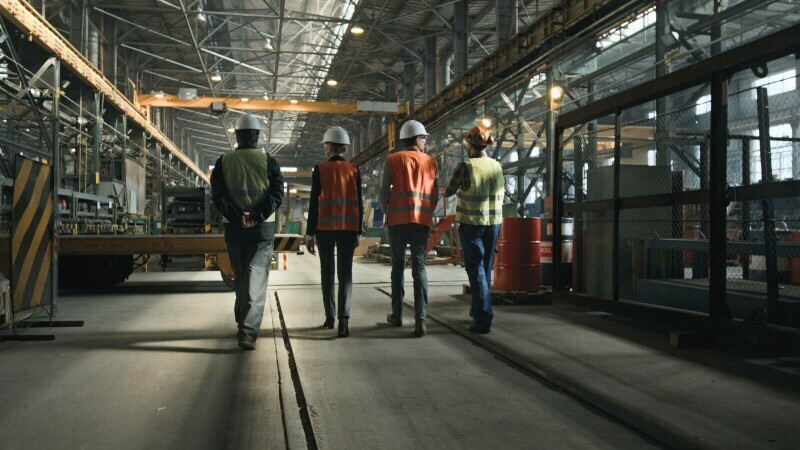 Accident major în București: Autobuzul a izbit un tramvai, opt persoane rănite.