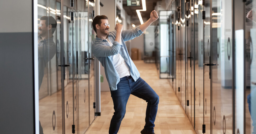 Ministerul Muncii oferă stimulente pentru tineri și mame cu trei copii. Economistul afirmă: „Măsură în proporție de 90% populistă”