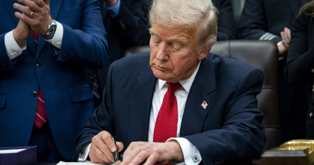 Trump a semnat actul legislativ care pune capăt celui mai îndelungat blocaj guvernamental din istorie