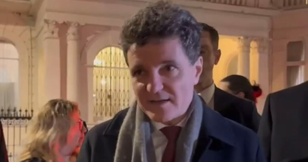 Cetățenii români din Londra l-au primit pe șeful statului la sediul ambasadei: „Nicușoare, nu mai sta, susține Justiția”. Mesajul adresat de public