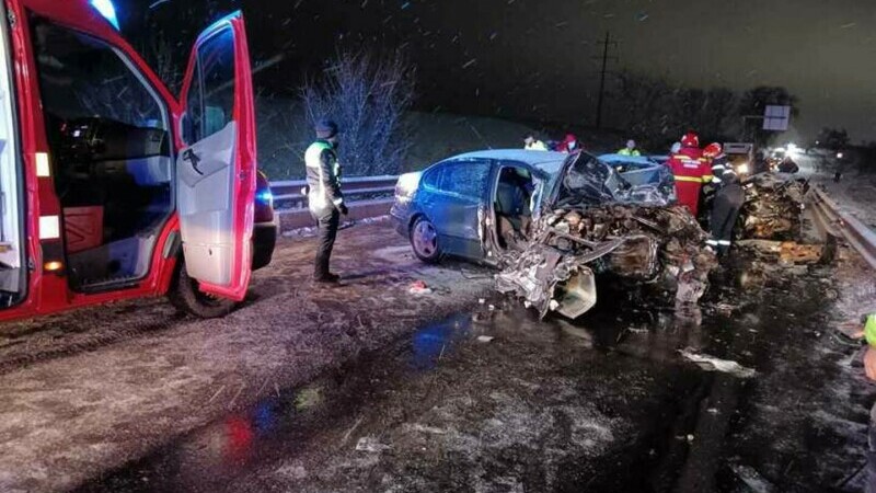 Momentul în care un BMW „zboară” deasupra unui gard și se ciocnește de peretele unei locuințe în Satu Mare: „Crezi că ești regele drumurilor”