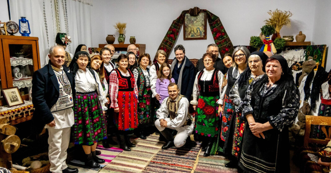 Nicușor Dan a celebrat Crăciunul în comuna strămoșilor săi. Răspunsul locuitorilor la venirea președintelui