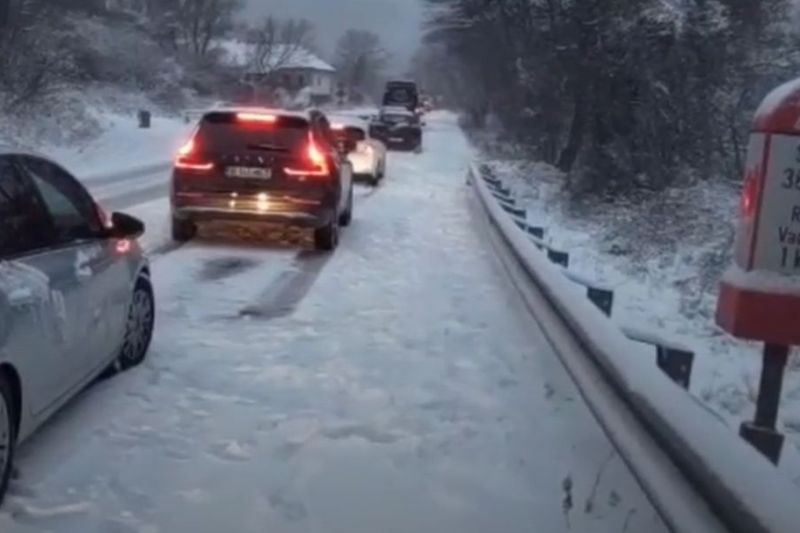 Ninsoarea densă împiedică circulația pe Valea Oltului. Congestii auto pe câțiva kilometri / Situația traficului în țară