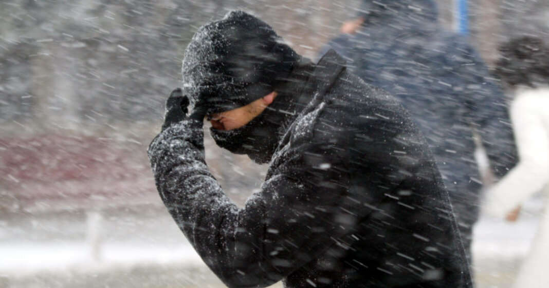 Vreme severă în România: Avertizare galbenă în 23 de județe și avertizare portocalie de viscol în zona montană, cu vânturi de până la 140 km/h