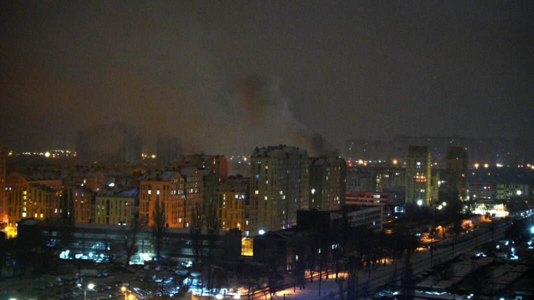 Atac masiv în Ucraina: Kievul bombardat cu drone, clădiri și vehicule în flăcări. Rușii ar fi folosit o...