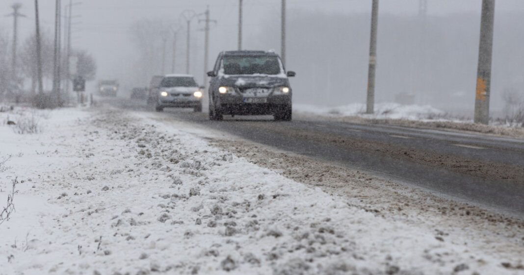 Circulație de iarnă pe diverse căi rutiere din țară: limitări în trei județe și precipitații sub formă de ninsoare anunțate.