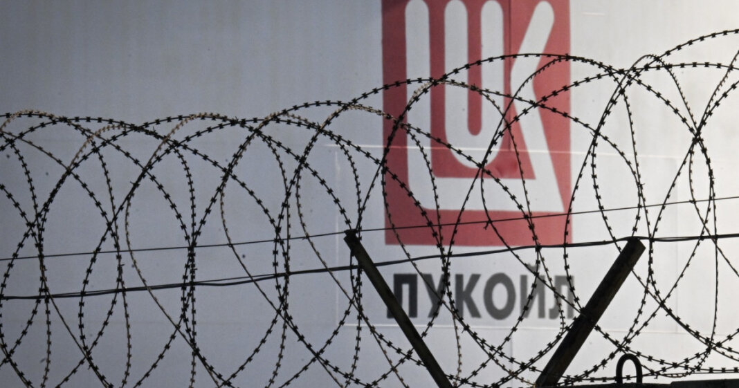 Lukoil a hotărât cui va ceda activele internaționale evaluate la 22 de miliarde de dolari. Ce activități are firma în România