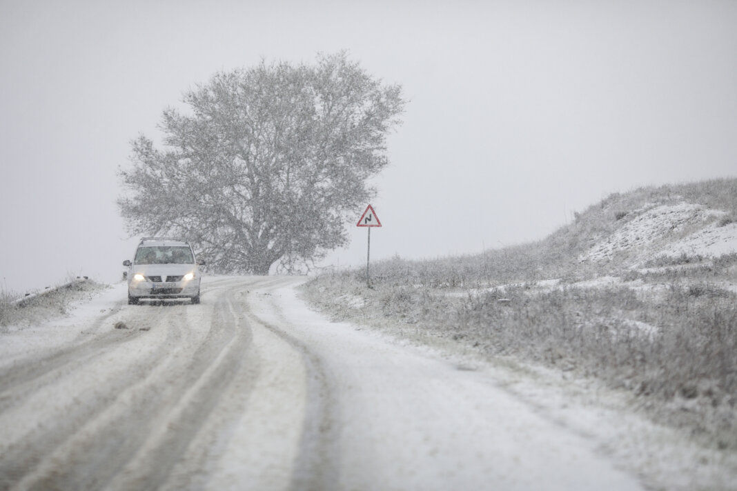 Restricții de traficul pe DN 1. Ninsori și vreme de iarnă în 19 județe.