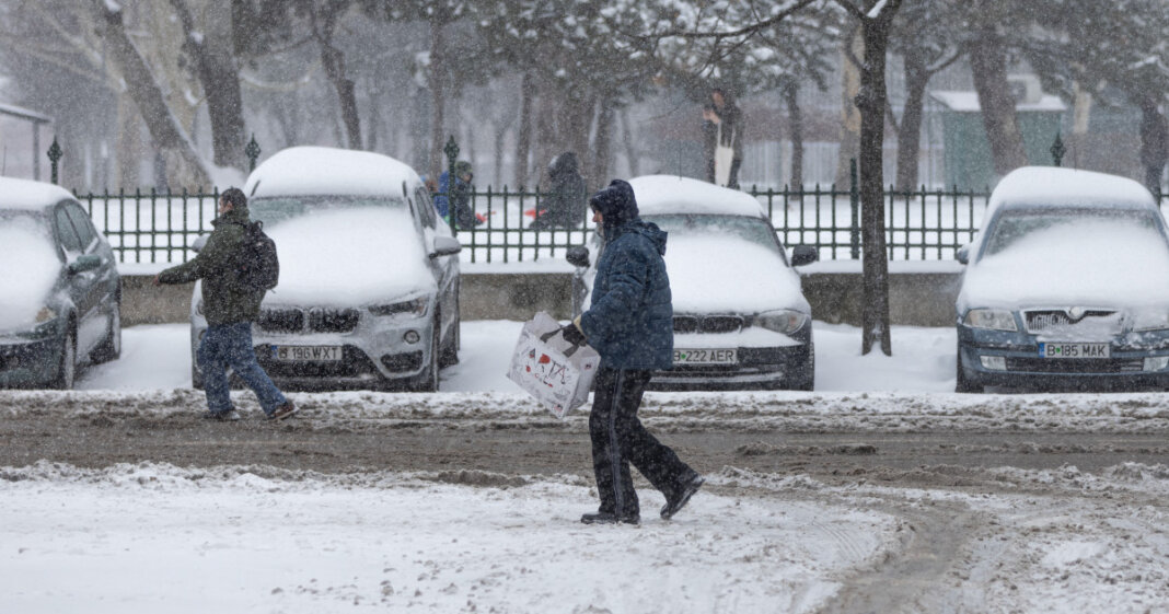 Vreme severă în țară: autoritățile acționează pentru îndepărtarea zăpezii și remedierea defectelor. Comandamentul de iarnă a fost reunit la MAI.