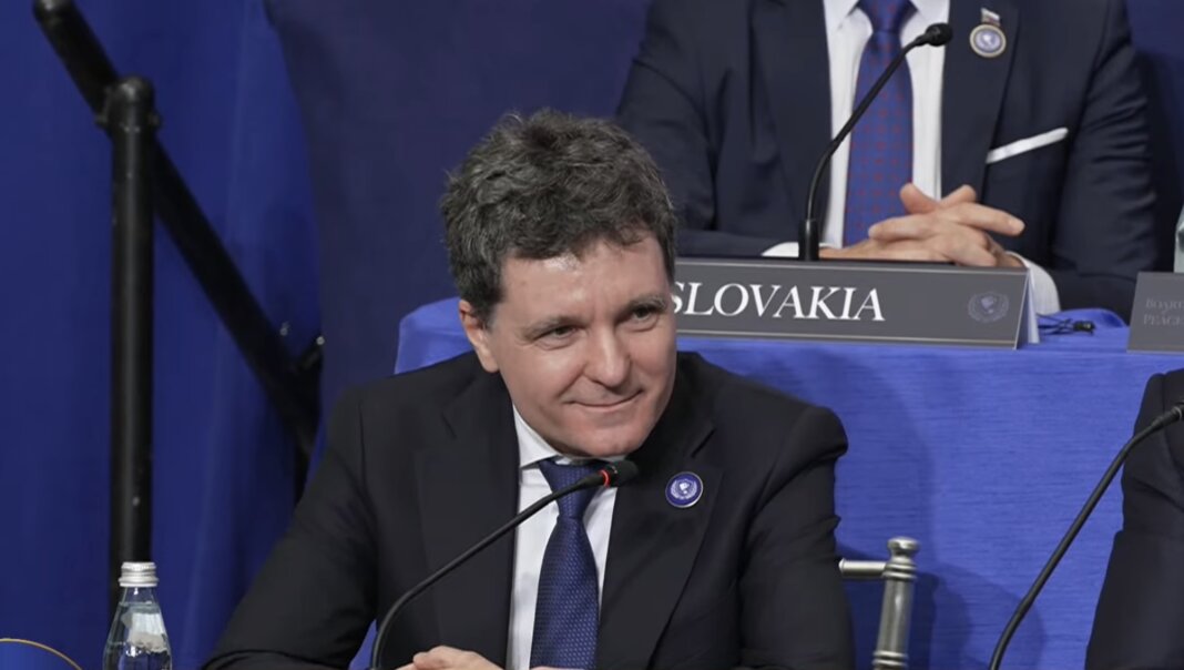 Ceea ce neglijează cei care susțin că președintele Nicușor Dan nu ar fi trebuit să fie la Consiliul pentru Pace