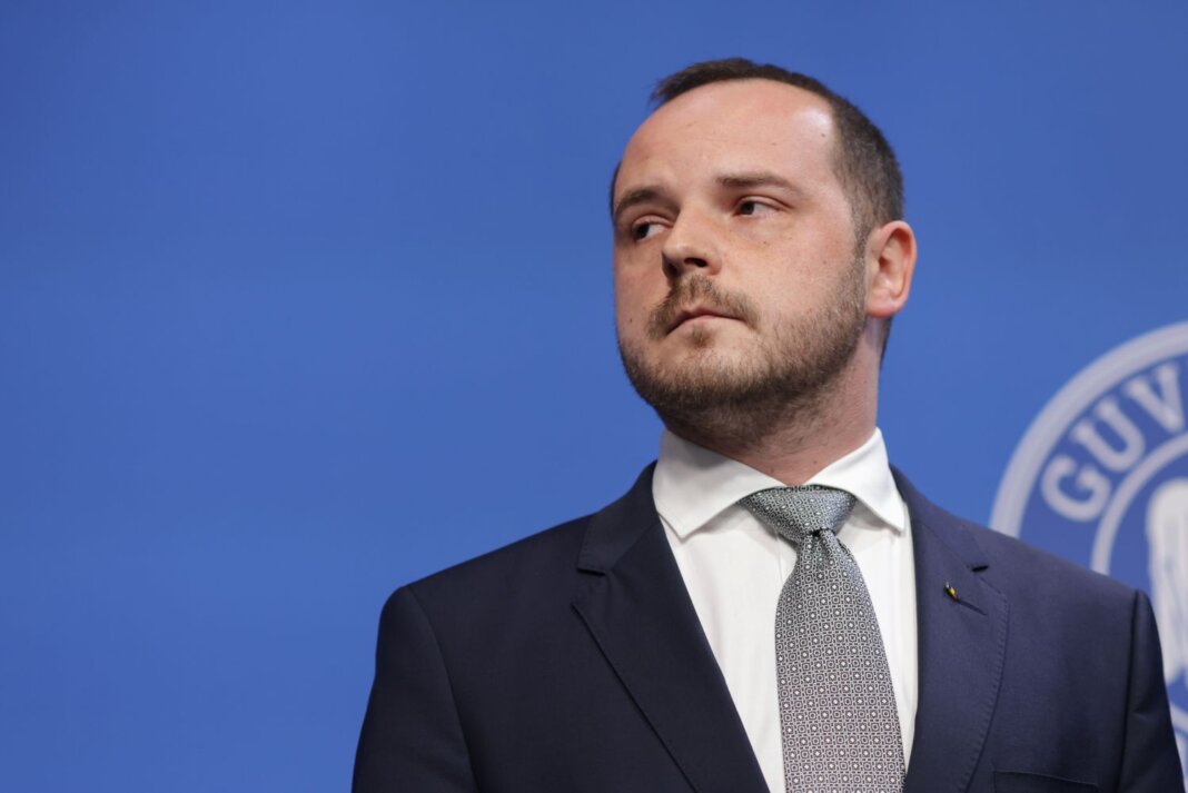 Ministrul Rogobete: „Initiativele noastre legate de postările pe Facebook referitoare la avionul HiSky ilustrează organizare și cooperare, nu spontaneitate. Acesta reprezintă o responsabilitate.”
