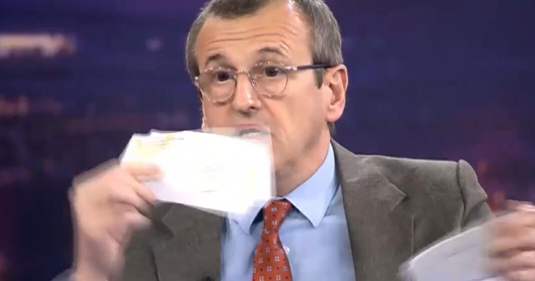 Un ex-consilier prezidențial și-a făcut publică distrugerea diplomei de doctorat în direct la Digi24: „Diplomele de doctorat au devenit o povară”