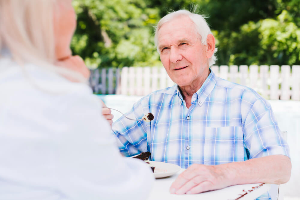 Poate fi refuzat un vârstnic de la căminul de bătrâni din motive financiare?