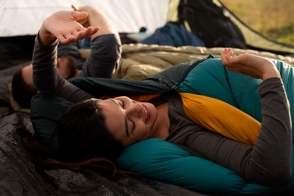 Care sunt cei mai buni saci de dormit pentru camping la munte?