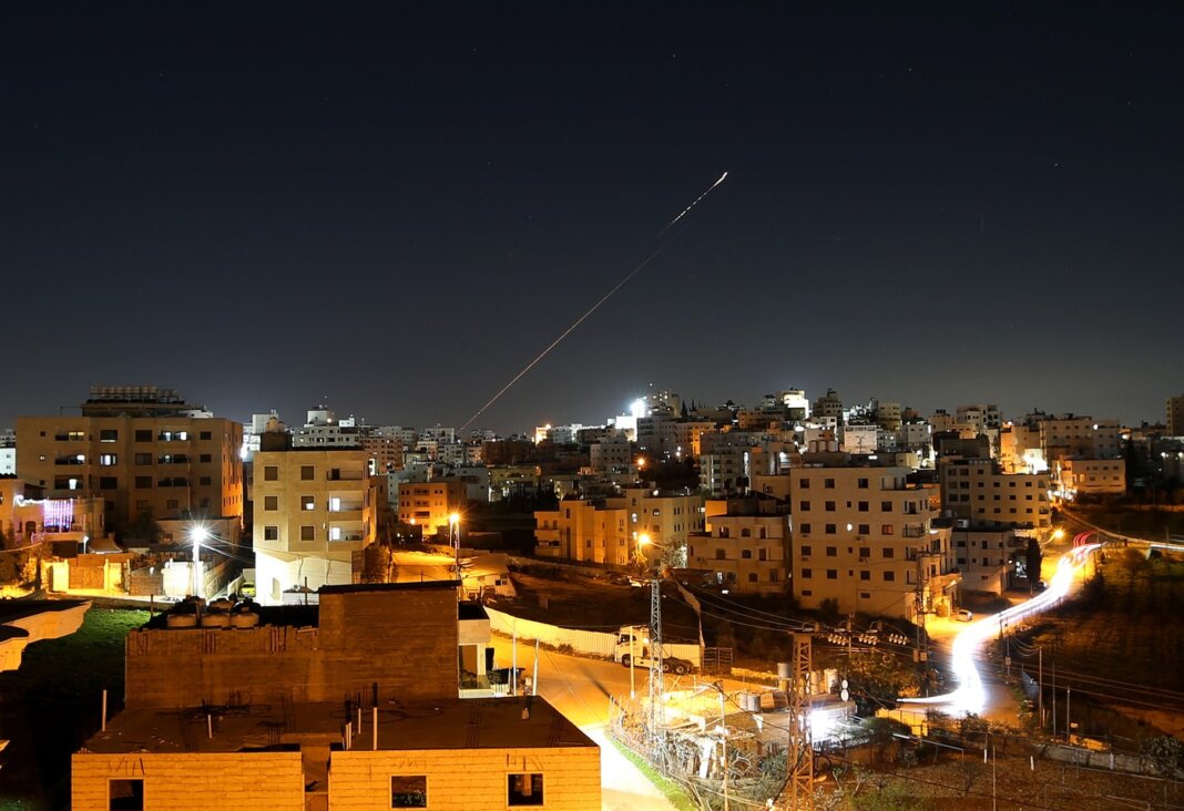 Asalt complet în Orientul Mijlociu: Iranul desfășoară „cel mai puternic” atac de până acum, o bază americană atacată - Răspunsul de urgență al Israelului