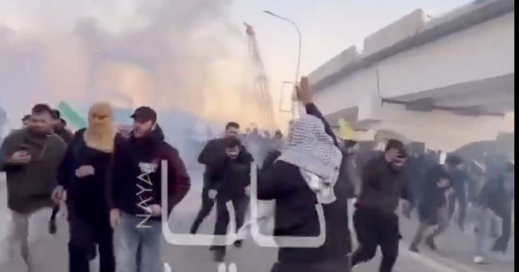 Irak: manifestanții încearcă să invadeze Zona Verde, locul unde se află ambasada SUA în Bagdad