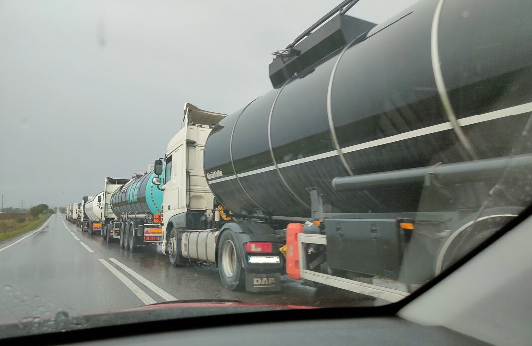 Kilometri de rând de autocisterne la accesul în cea mai vastă rafinărie din România. Părerea conducătorilor auto.