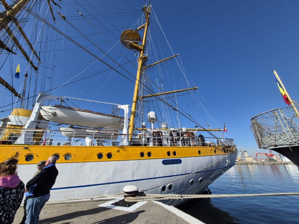 Nava-școală Mircea a demarat un marș internațional de cinci luni, având escale programate în 15 porturi.