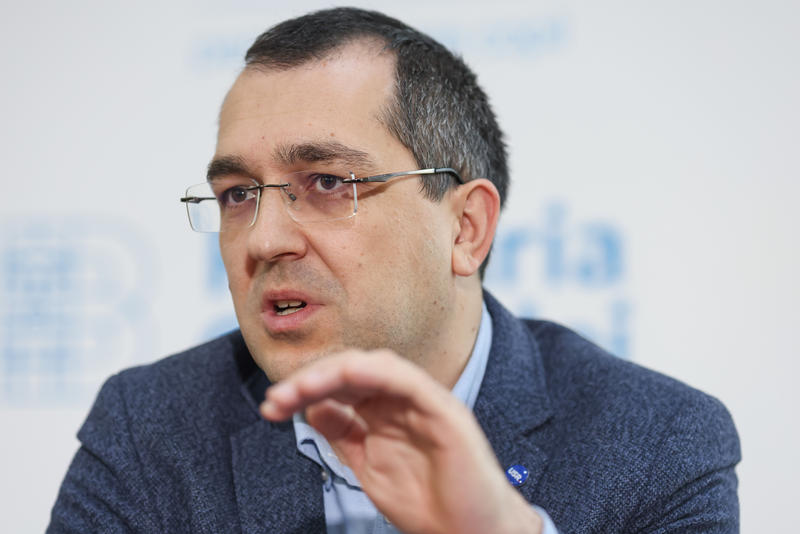 Vlad Voiculescu răspunde după ce România a înfruntat o înfrângere în procesul cu Pfizer referitor la vaccinuri și va trebui să achite 600 de milioane de euro, acuzând două persoane.