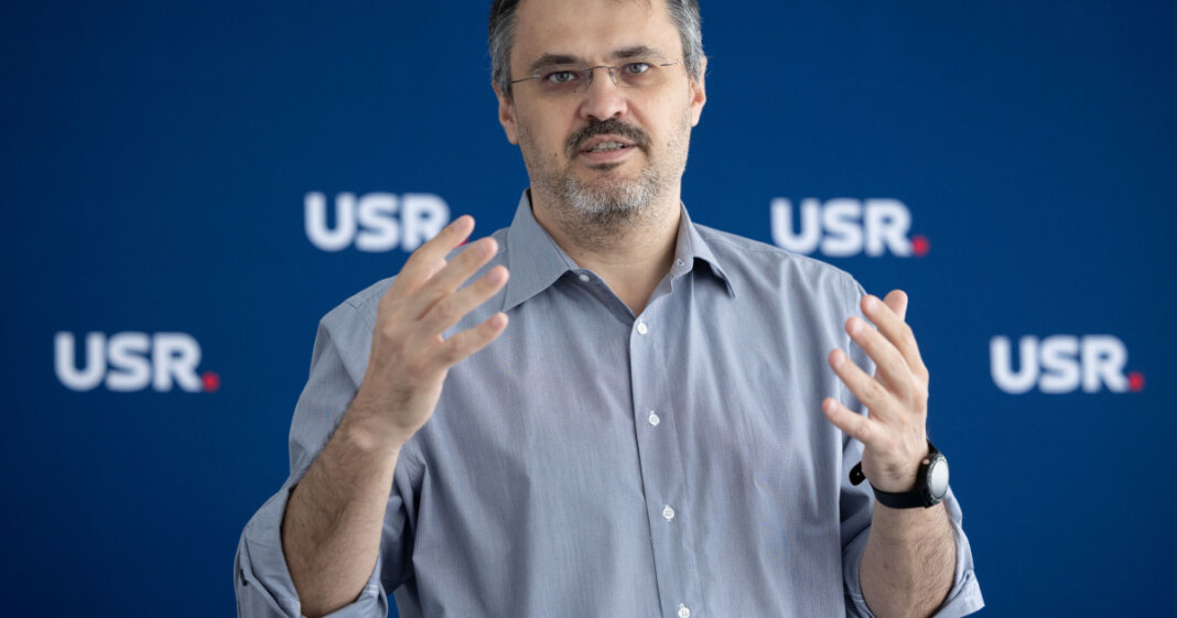 „Aș prefera să-mi tai mâna decât să-l aleg pe Predoiu ca premier”, declară Cristian Ghinea (USR) despre un...