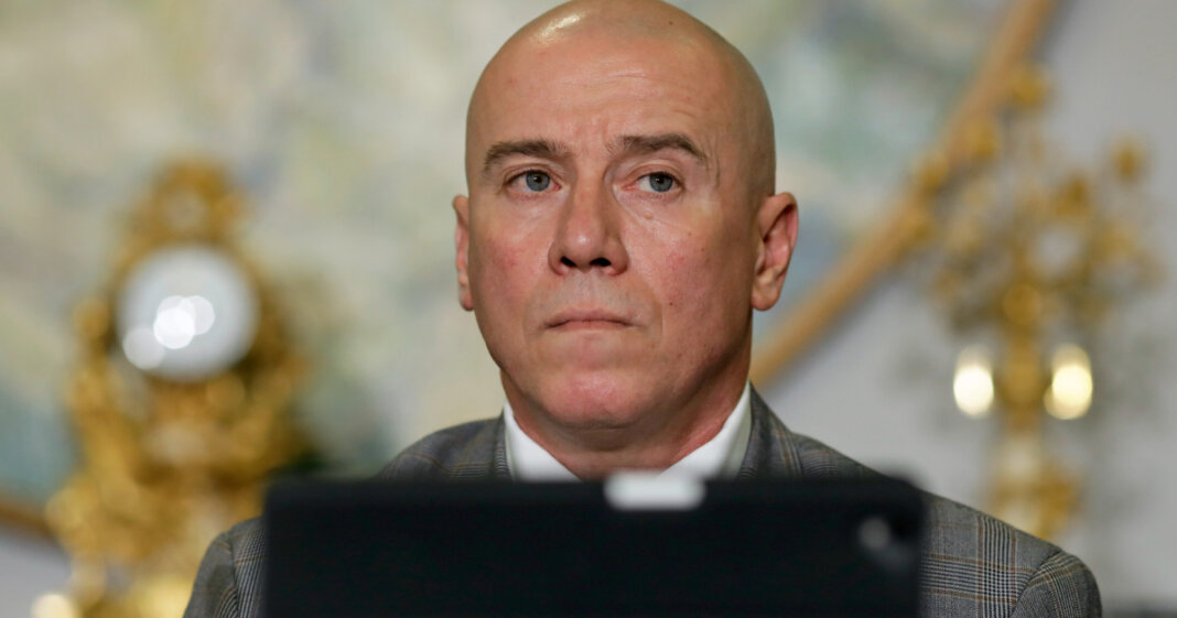 Demisia lui Demeter András István, Ministrul Culturii, ca urmare a publicării unor înregistrări compromițătoare.