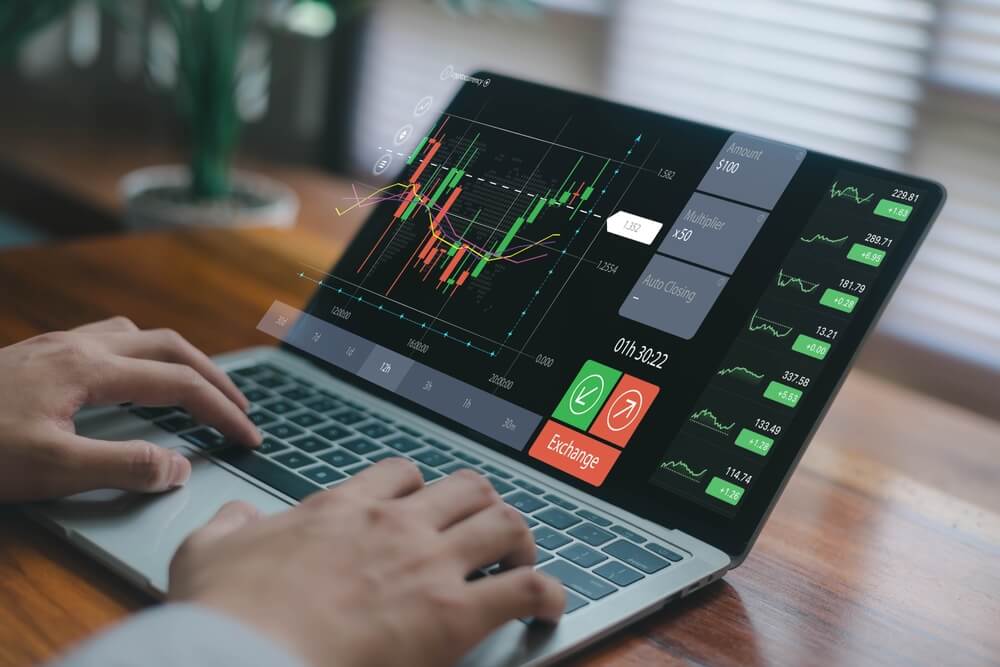 A,Trader,Analyzing,Real-time,Financial,Charts,On,A,Laptop,,Representing