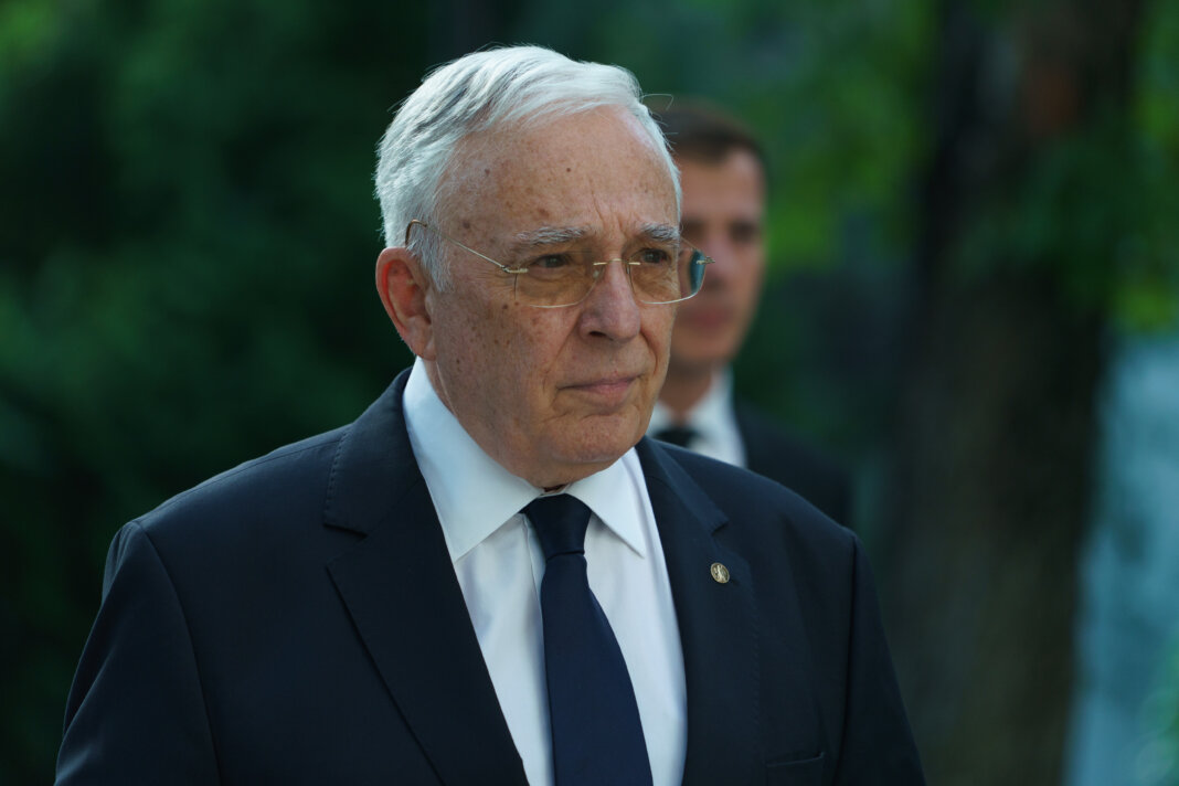 Isărescu dezvăluie falsitatea mitului cursului „artificial”: Am cumpărat valută, nu am comercializat. „Dacă am fi permis surplusului de rezervă să rămână în piața valutară, euro ar fi atins 4,4 lei”