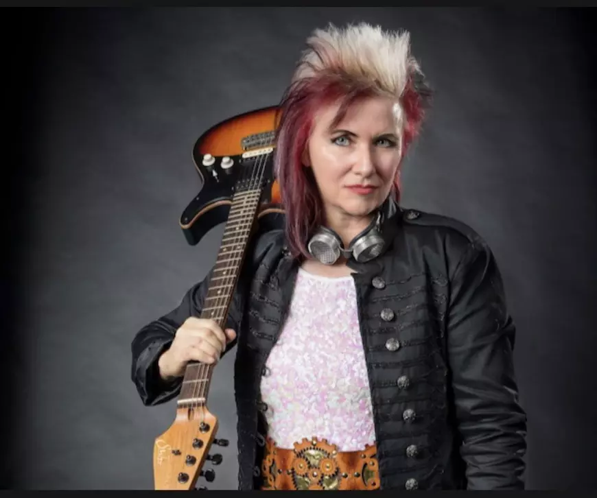 Jennifer Batten, guitarist for Michael Jackson: „She chose to perform in Bucharest to encourage the Romanians” Jennifer Batten, guitarist for Michael Jackson: „She chose to perform in Bucharest to encourage the Romanians”