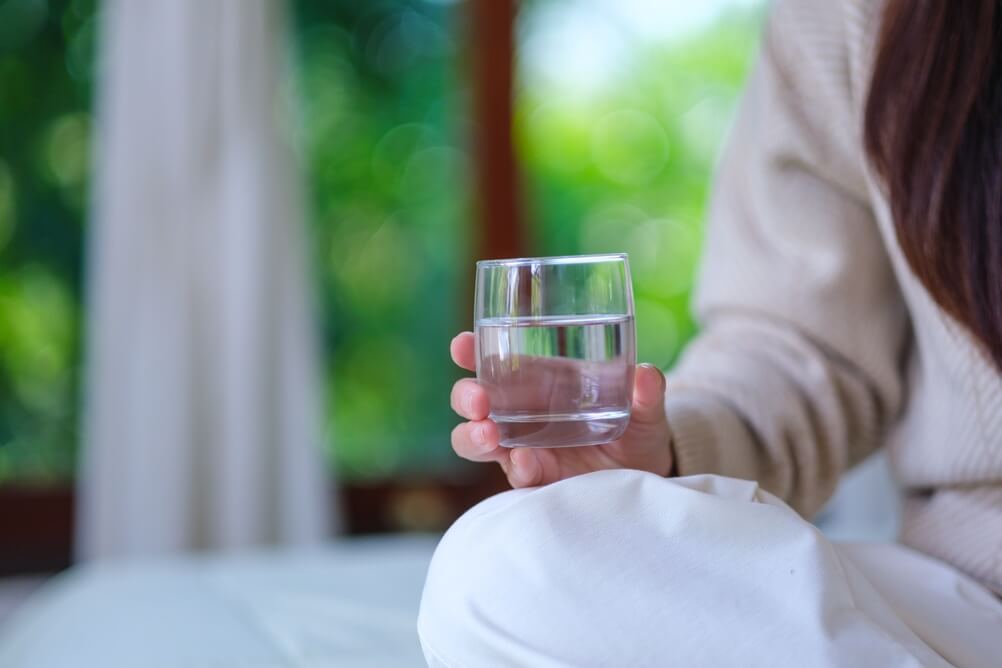 Closeup,Image,Of,A,Woman,Holding,A,Glass,Of,Drinking