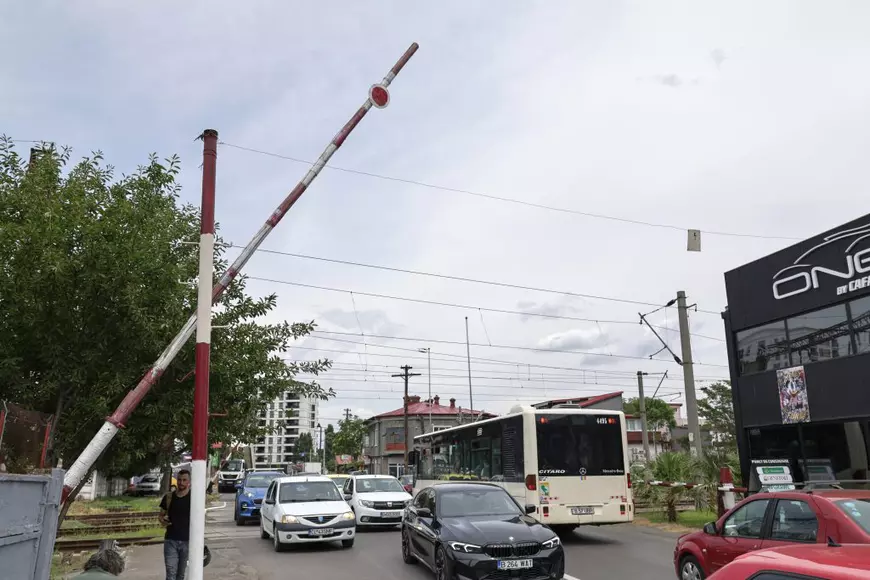 Femeia care manevrează manual o barieră de tren de 36 de ani. O ilustrare emblematică pentru infrastructura din România. Femeia care manevrează manual o barieră de tren de 36 de ani. O ilustrare emblematică pentru infrastructura din România.