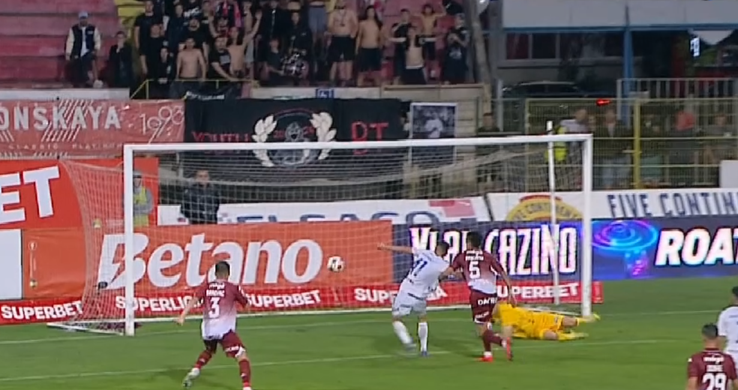 Haos complet la FC Botoșani - Rapid! Două verificări VAR, două cartonașe roșii și un penalty concretizat după opt minute