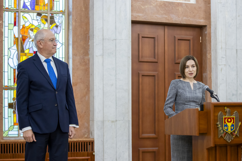 „Hotărârea de a renunța la funcție”. Premierul Republicii Moldova, Alexandru Munteanu, a părăsit postul după mai puțin de un an de mandat.