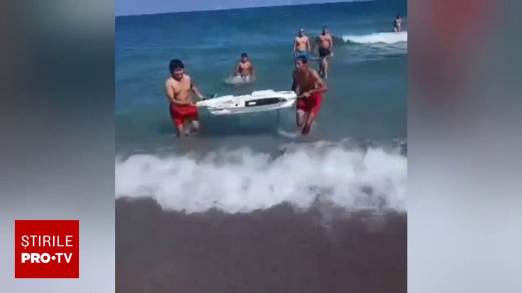 Doi vizitatori surprinși în timp ce înregistrau momentul în care recuperau din mare o bucată de dronă la Năvodari. Oficialii: „Nu interveniți pe cont propriu”
