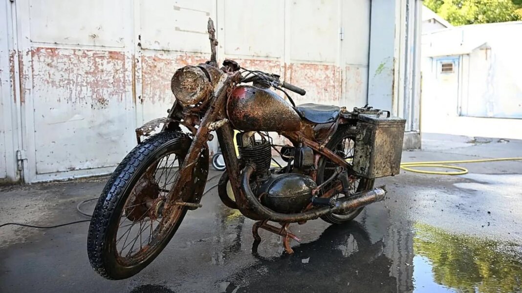 Motocicletă din perioada celui de-al Doilea Război Mondial descoperită în Dunărea deshidratată, aproape „neutilizată”. Sub...
