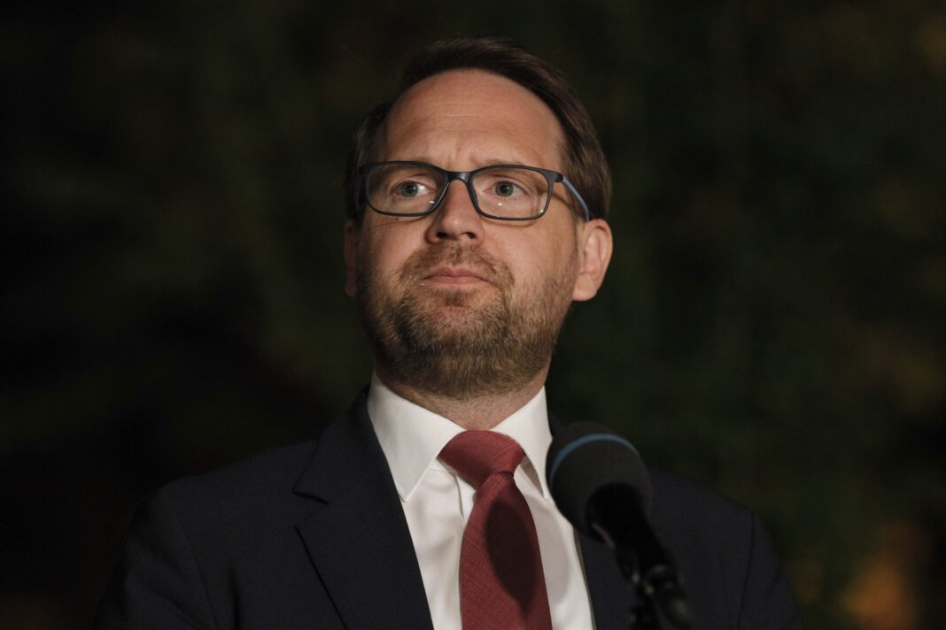 USR acuză CCR de „violare a Constituției”. Fritz: „Putem fi liniștiți: CCR-PSD a clarificat că sancțiunea nu se aplică mie, ci mandatului meu”